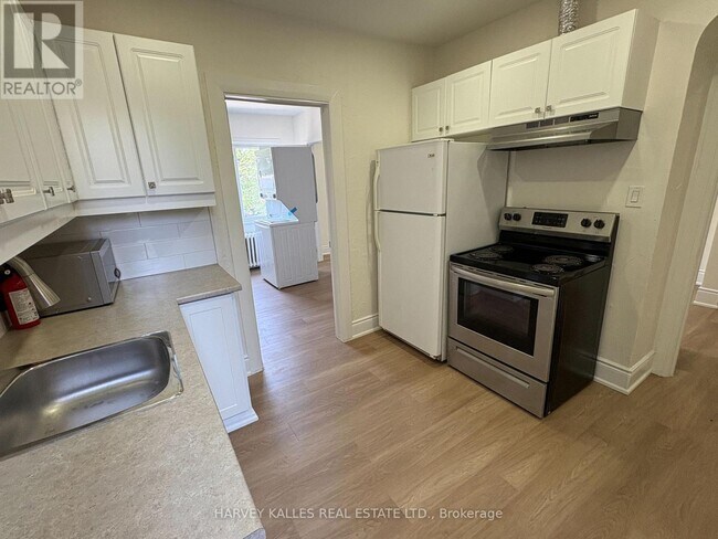Photo du bâtiment - 1611 Bayview Ave