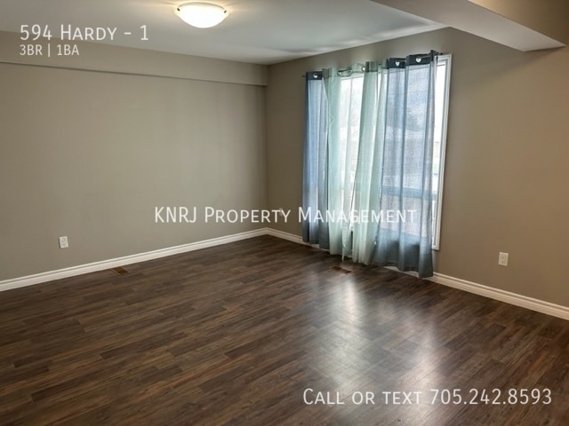 Building Photo - Large Three Bedroom Apartment