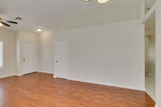 Building Photo - Charming 3 bedroom, 2 bathroom home locate...