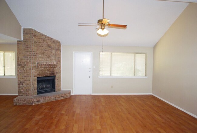 Building Photo - Great Location in Bedford!