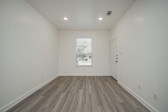 Building Photo - 1608 W 5th St