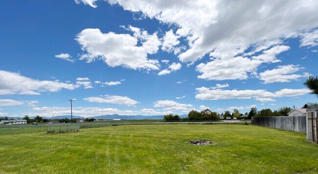 Building Photo - 4 bed 3 bath- Short Term (3 mo) Unfurnishe...