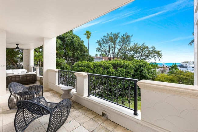Foto del edificio - 2021 Fisher Island Dr