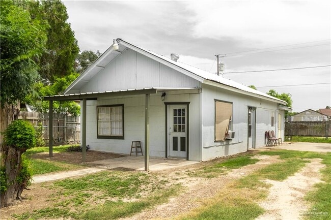 Building Photo - 606 E Kelly Ave