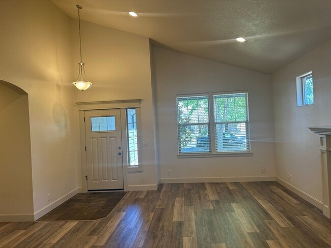 Building Photo - Beautifully updated 3 bedroom 2 bath house...