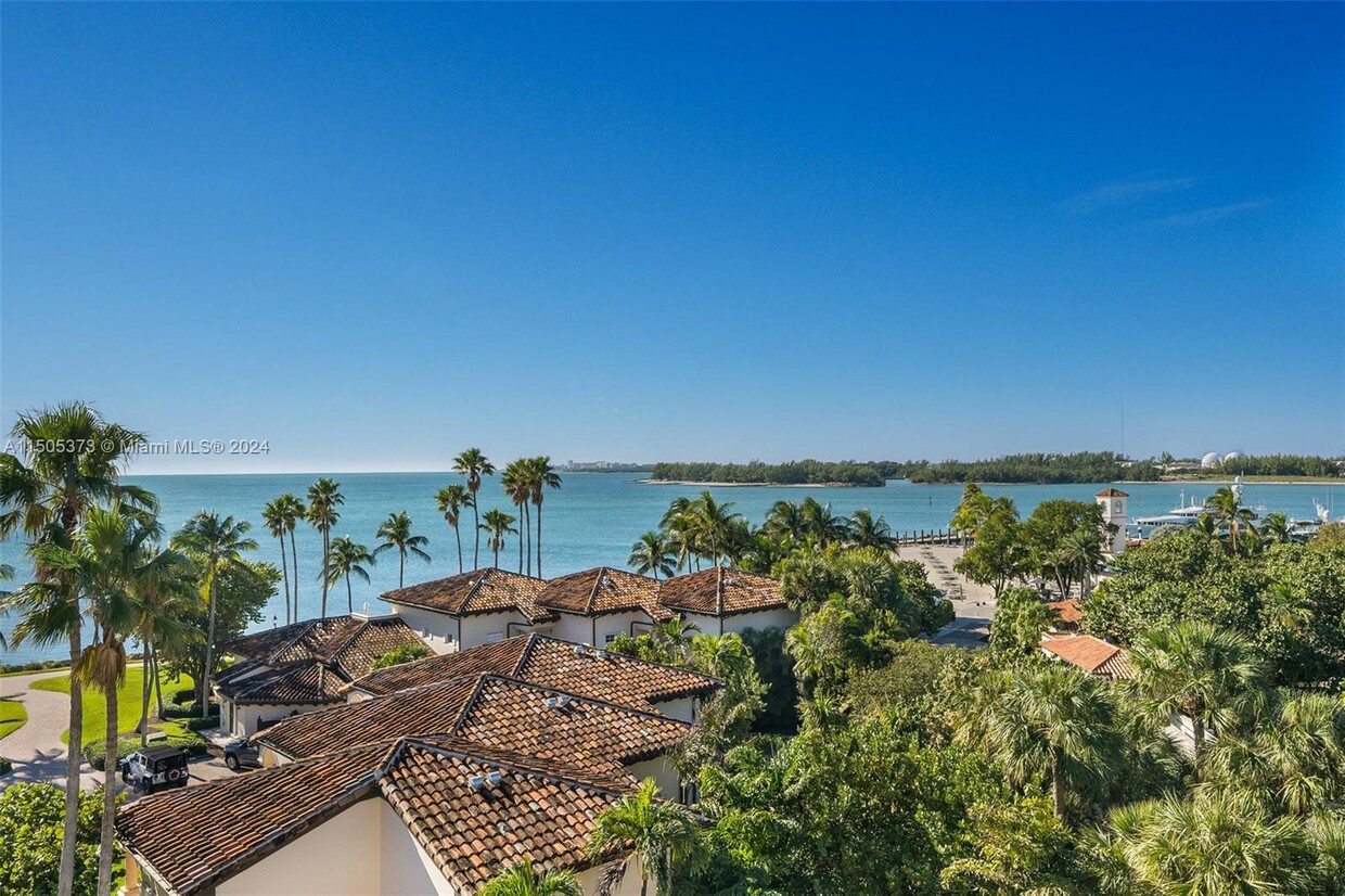 Foto principal - 19153 Fisher Island Dr