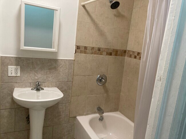 Baño - 522 W 153rd St