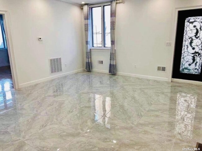 Foto del edificio - 227-11-227-64 64th Ave