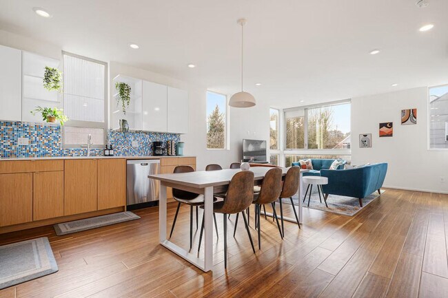 Foto del edificio - 2214 E Terrace St