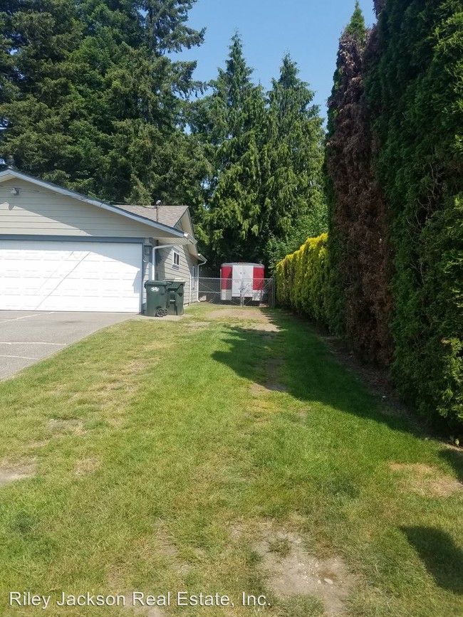 Building Photo - 3 br, 1.5 bath House - 3008 Catalina Dr SE