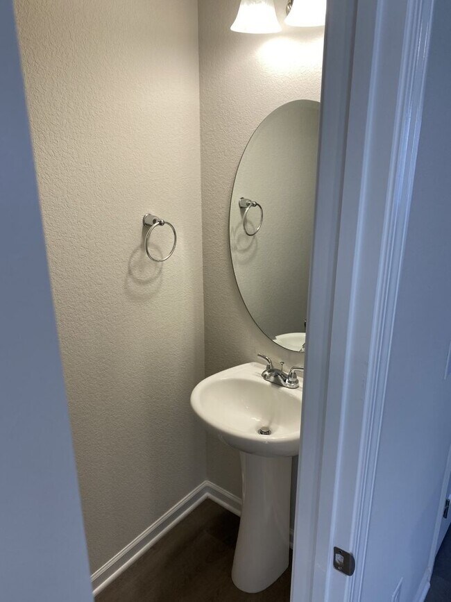 Building Photo - 2 bd 2.5 ba