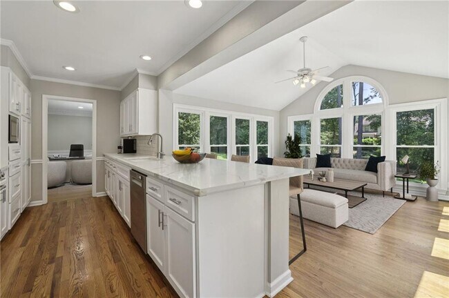 Foto del edificio - 5653 Trowbridge Dr