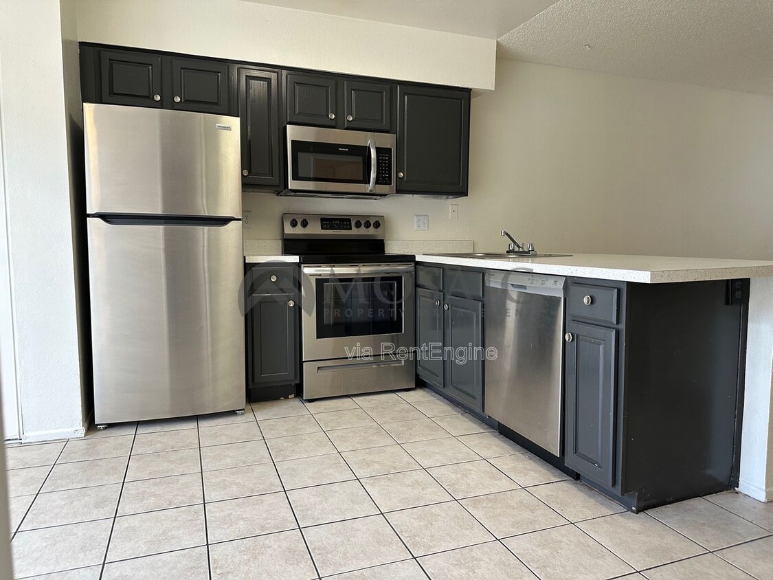 Primary Photo - 2440 E Waltann Ln