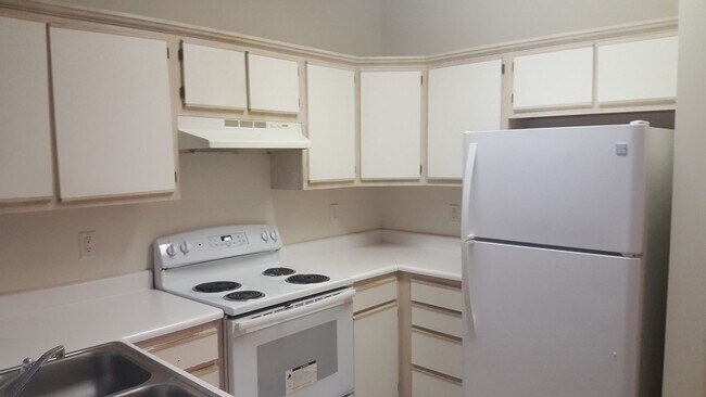 Building Photo - 2 Bedroom Condo in River Oaks