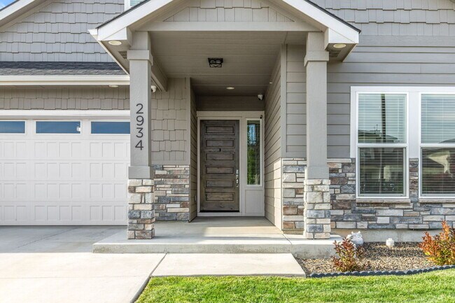 Building Photo - Beautiful split bedroom floorplan in the Sky Mesa Community!