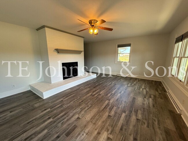 Foto del edificio - Three bedroom House with Large Lot in Country Setting