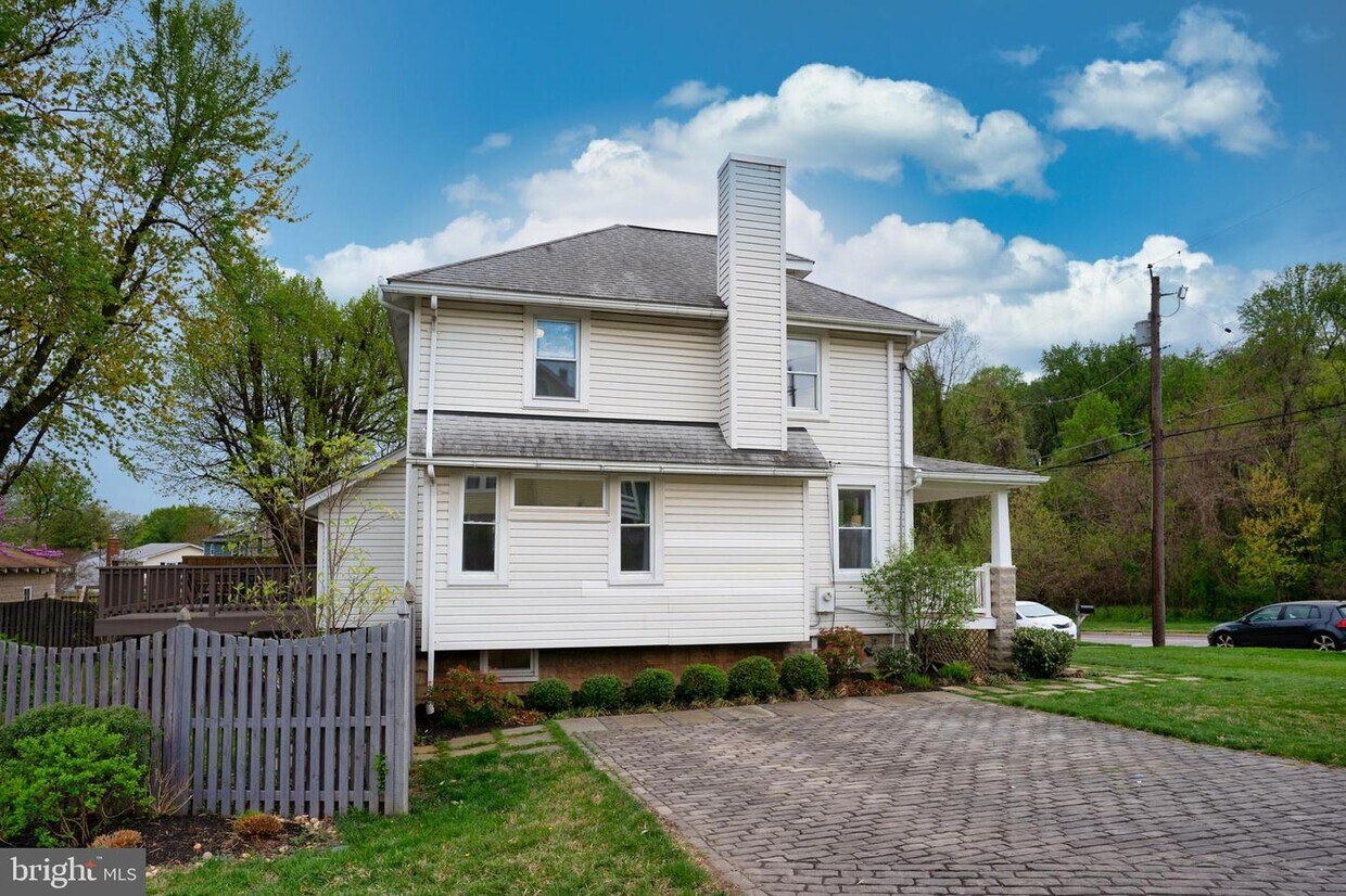 Primary Photo - 201 Kenwood Ave