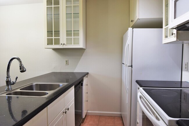 Foto del edificio - Two Bedroom Quiet Complex Near NPS