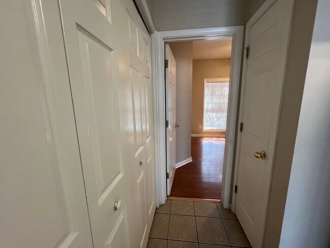 Foto del edificio - 552 Harper Ave