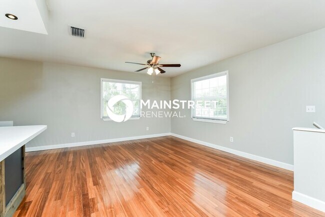 Foto del edificio - 3 Bedroom Pet-Friendly Home in Fort Myers, FL with Main Street Renewal