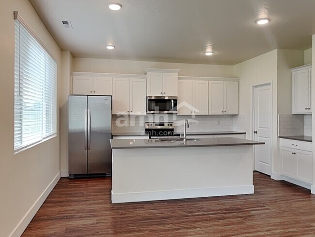 Foto del edificio - 9472 W Chino St