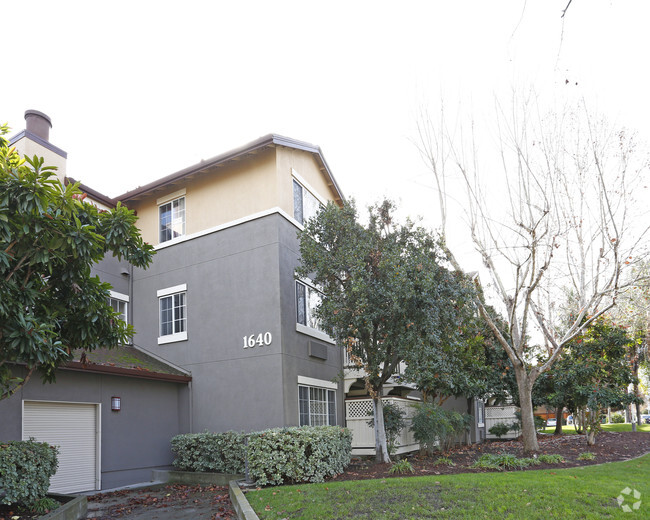 Building Photo - Villa Hermosa