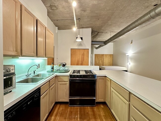 Building Photo - 110 N Peoria St
