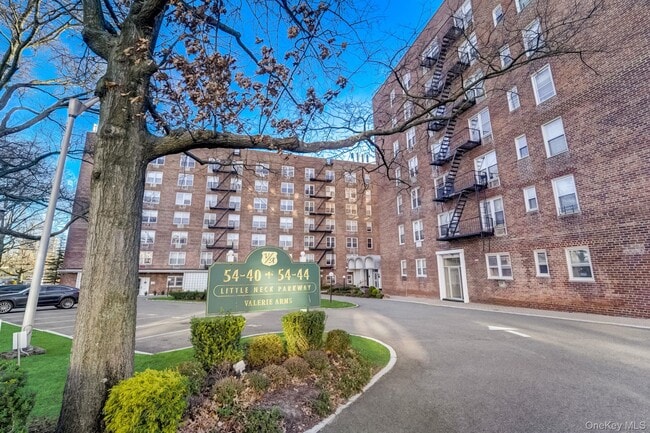 Foto del edificio - 54-44 Little Neck Pkwy