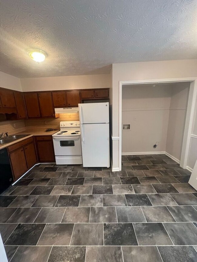 Building Photo - READY NOW! 2 Story town home in Lawrencevi...