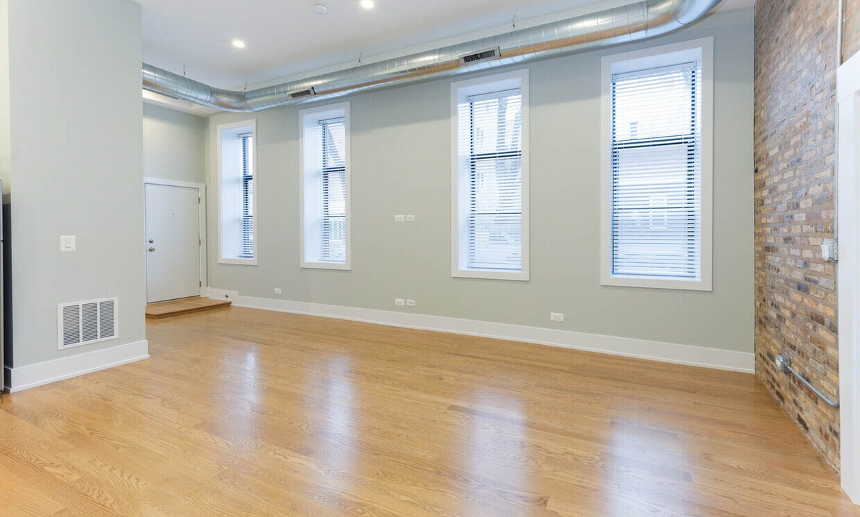 Primary Photo - 2057 N Hoyne Ave