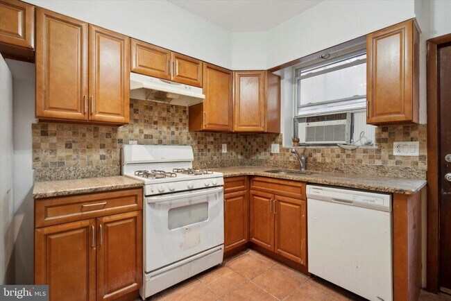 Building Photo - 2432 S Opal St