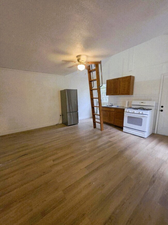 Foto del edificio - 6219 Saxon Dr