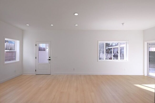 Building Photo - 621 W Glenoaks Blvd