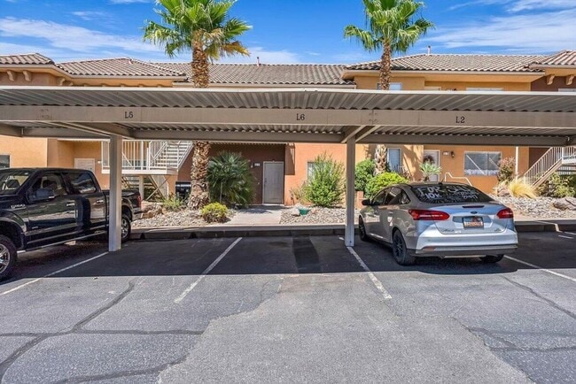 Building Photo - Remodeled La Venita Condo!