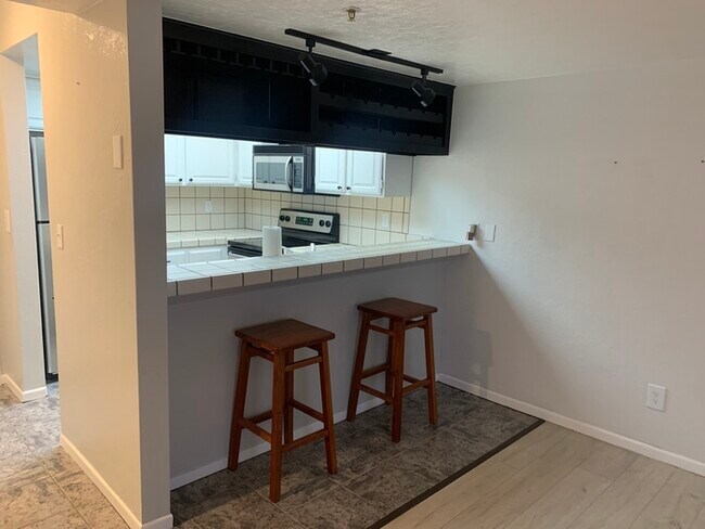 Building Photo - 3095 Lakeside Dr