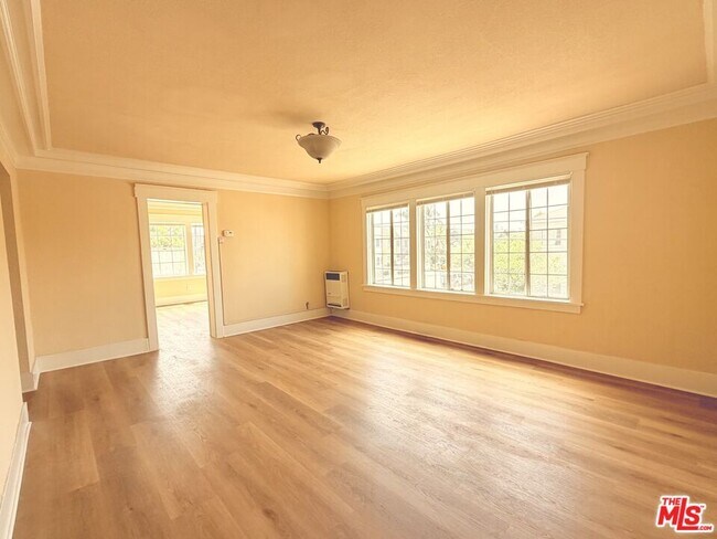 Foto del edificio - 1573 W 30th St