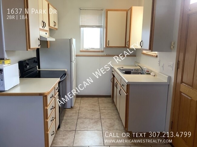 Building Photo - 1637 N Park Dr