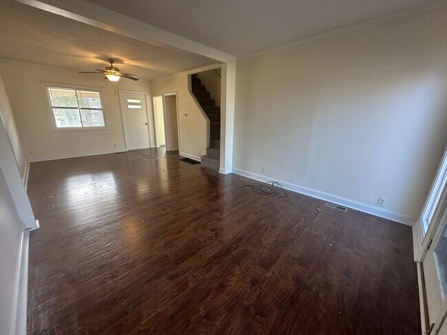 Foto del edificio - Beautiful 3 Bedroom Home with Large Back Yard and Deck!