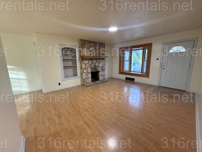 Building Photo - $1400 - 4 bedroom / 1 bathroom - Single Family Home