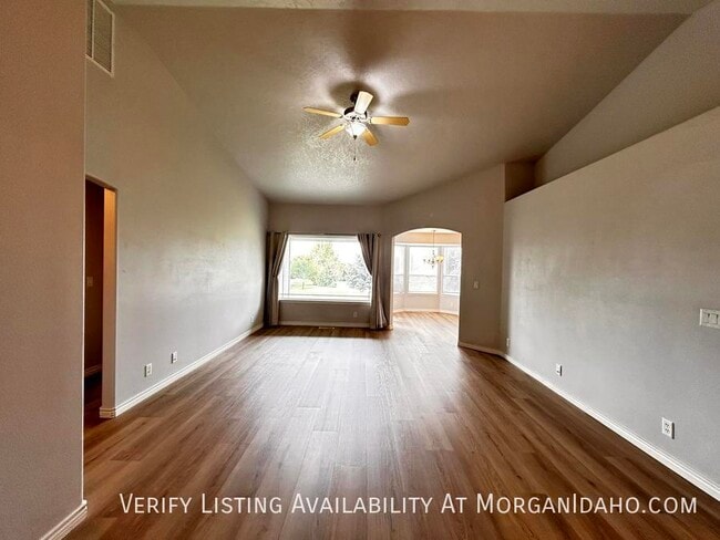 Building Photo - Split floor plan design with no back neigh...