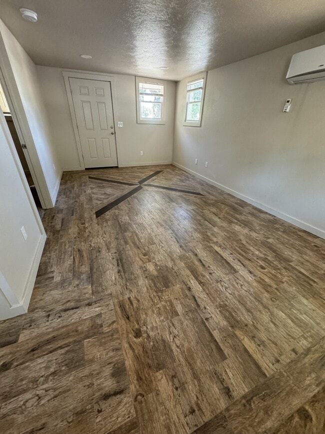 Building Photo - 1285 E 4th N