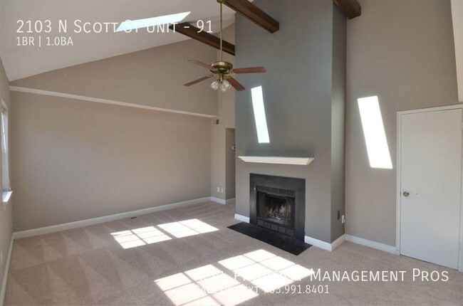Building Photo - Penthouse Rosslyn Condo! Great Location, W...