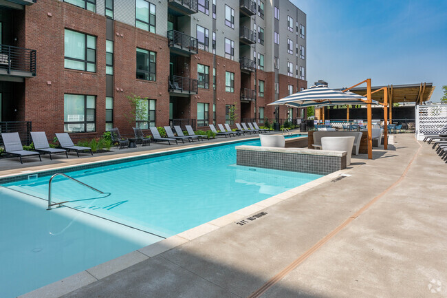 Piscina al aire libre y patio - Southern Station