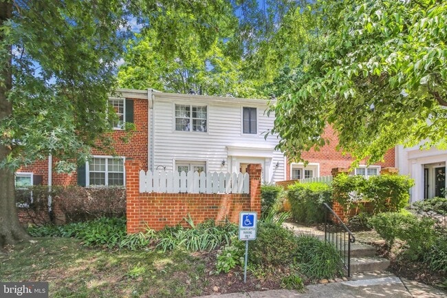 Building Photo - 2623 S Walter Reed Dr