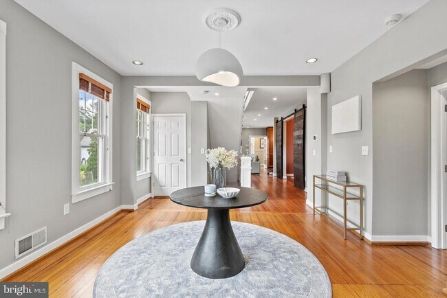 Foto del edificio - 5213 Cathedral Ave NW