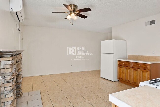 Building Photo - 3009 Canyon Crest Dr