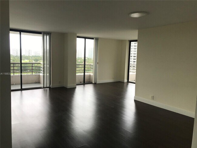 Foto del edificio - 3300 NE 191st St
