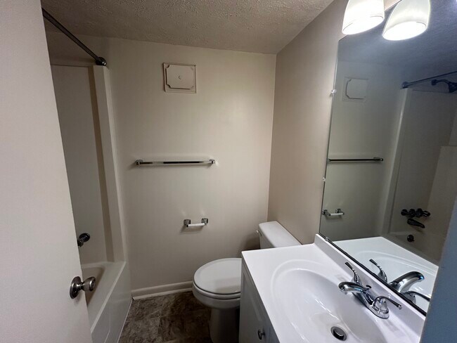 Baño - Huntingwood Apartments