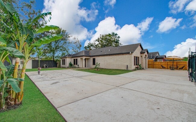 Foto del edificio - 8040 Howton St