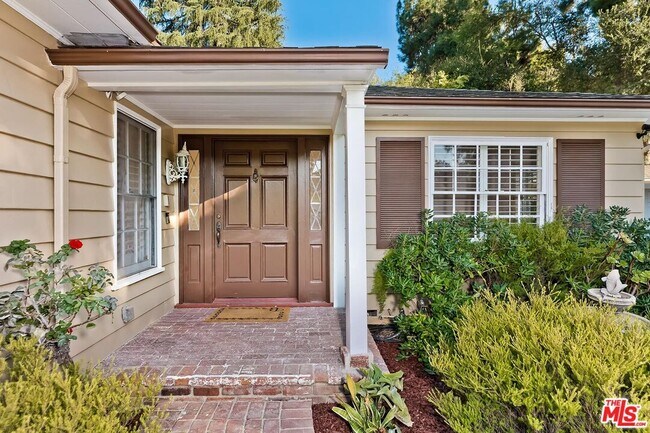 Building Photo - 3924 Woodfield Dr